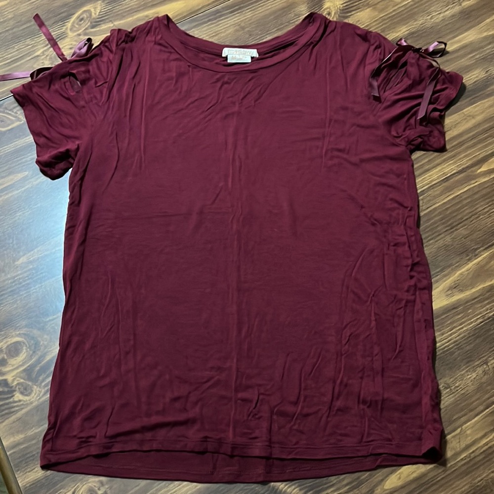 🎀marlow burgundy top with bows🎀 size m